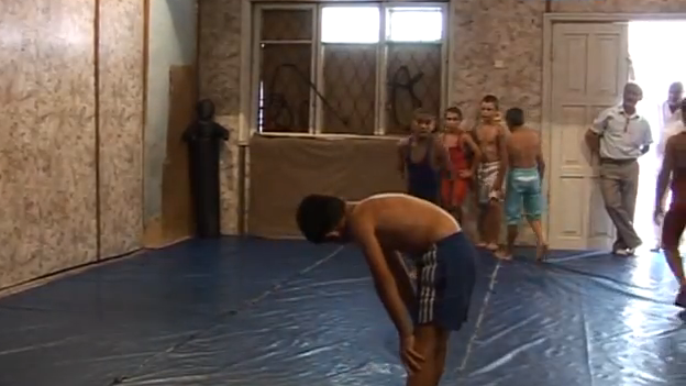 Чемпионы Янъы-Мале тренируются в вагончике 