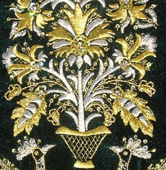 Крымско-татарская национальная вышивка была известна уже в ХVII веке. К концу ХIХ века она считалась наилучшей по рисунку и колориту. Известно десять видов шитья, выполняемого различными нитками на тканях разного качества. 